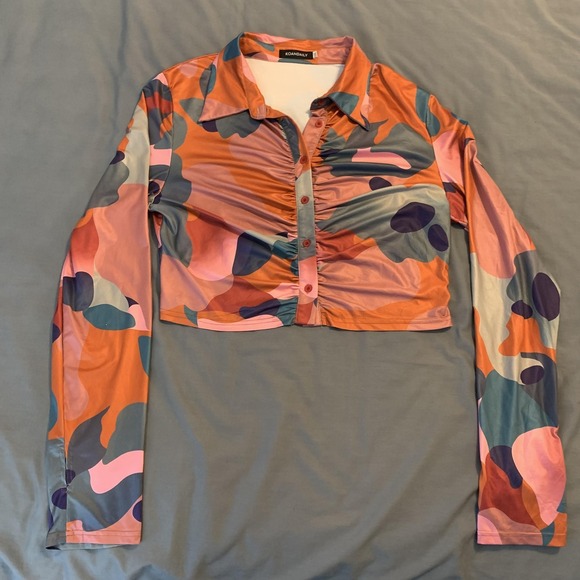 KOANDAILY Tops - KOANDAILY Blouse Womens Medium Camo Ruched Button Front‎ Long Sleeve Crop Top